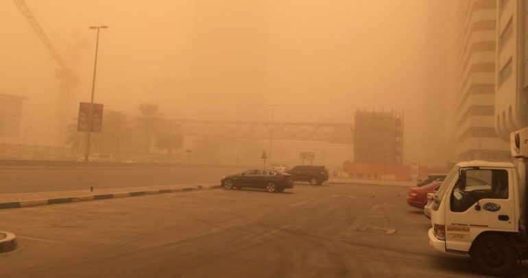 فيديو: العاصفة الرملية تحول نهار الطرقات في السعودية الى ليل